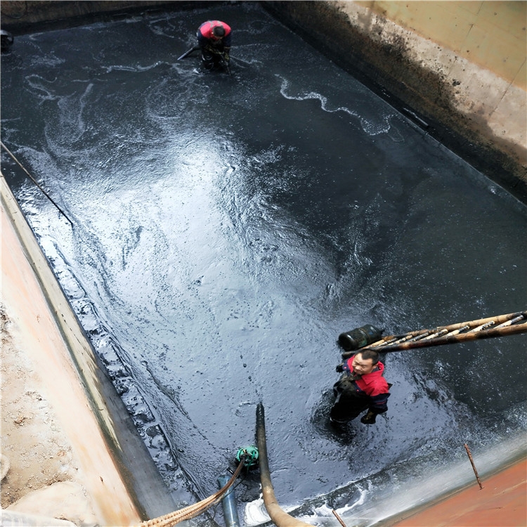 石碌镇废水池清理
