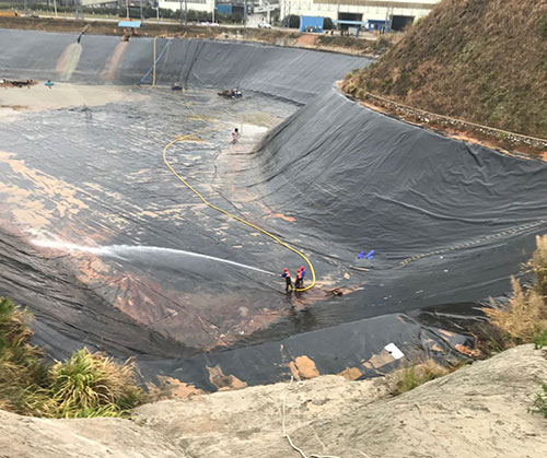 石碌镇废水池清理