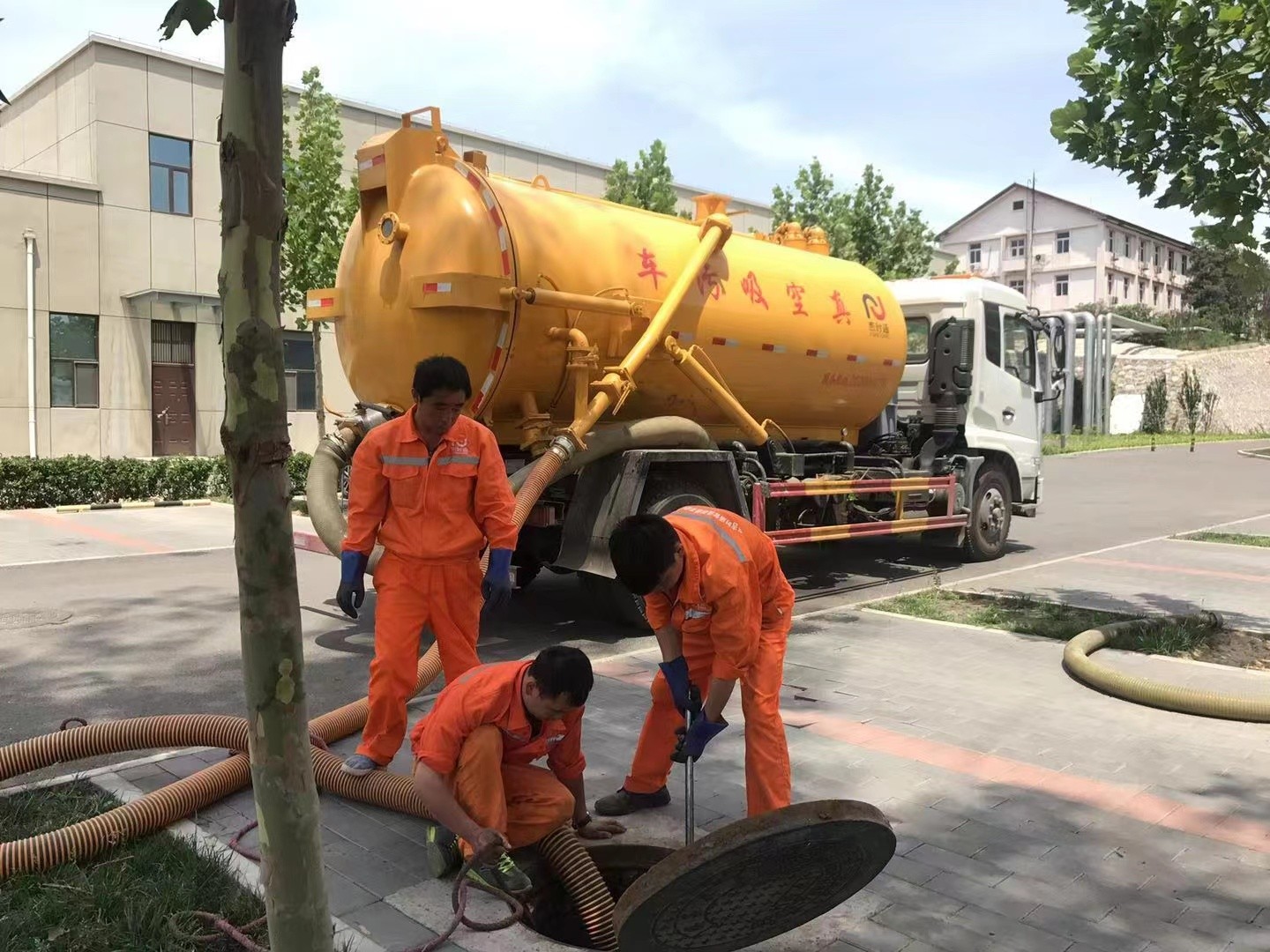 石碌镇管道疏通车停在窨井附近