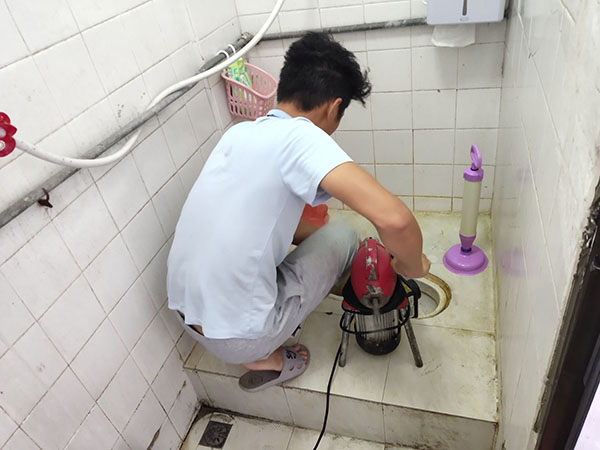石碌镇管道堵塞冒臭气 专业师傅现场解决问题