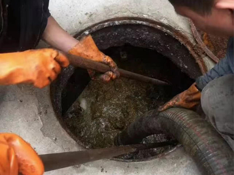 石碌镇清理化粪池时如何避免沼气的危害？